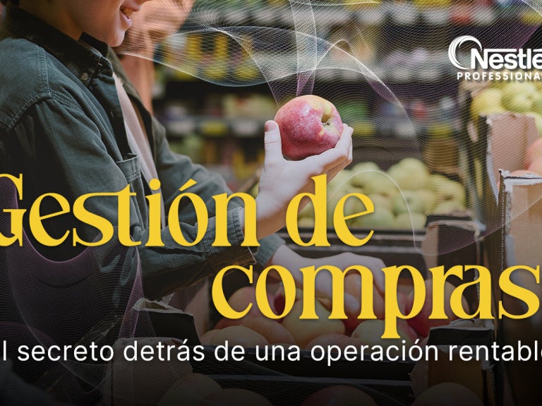 Profesional revisando y seleccionando productos frescos para el abastecimiento de un restaurante