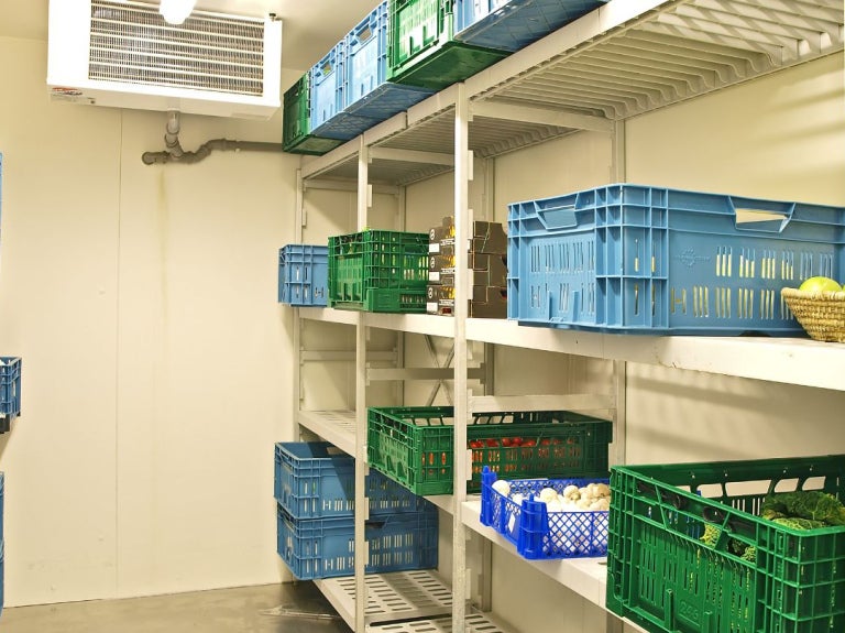  Cuarto frío con estanterías y cajas organizadas para el almacenamiento de alimentos