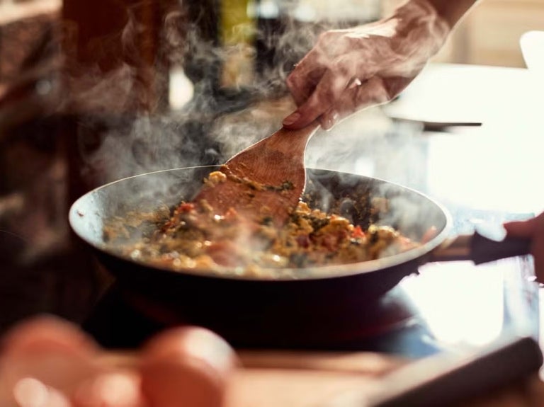 Chef sirviendo un plato gourmet en una cocina profesional, utilizando food solutions