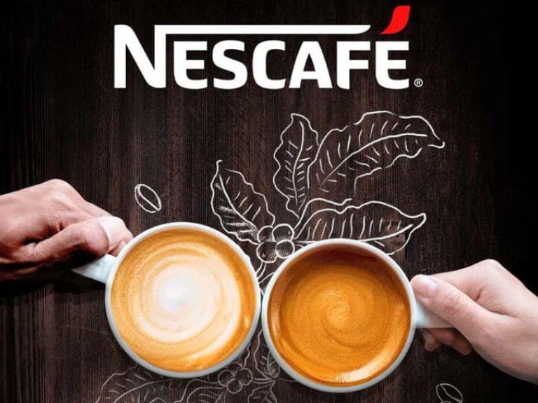 Tazas de café espresso preparadas con máquinas de café NESCAFÉ® para negocios en cafetería.