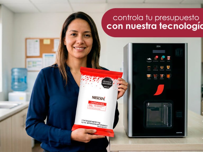Mujer sosteniendo insumo NESCAFÉ junto a máquina automática, solución de máquinas de café para empresas