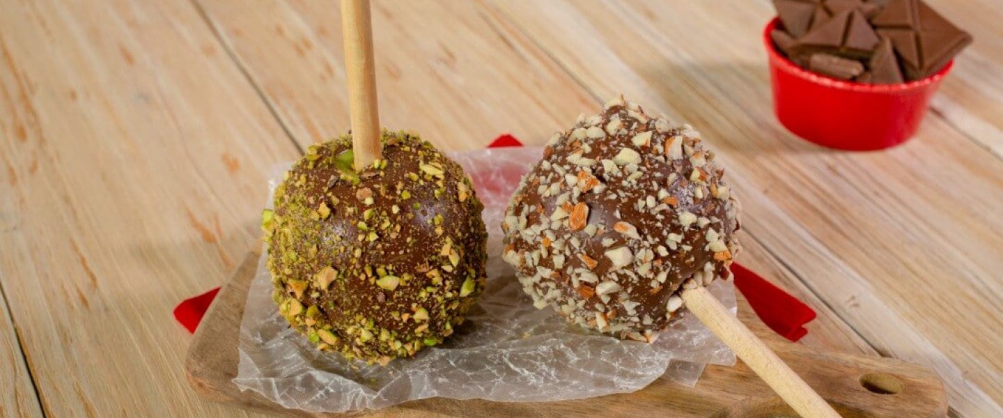 Manzanas cubiertas con chocolate y frutos secos, de un proveedor de chocolates y galletas al por mayor.
