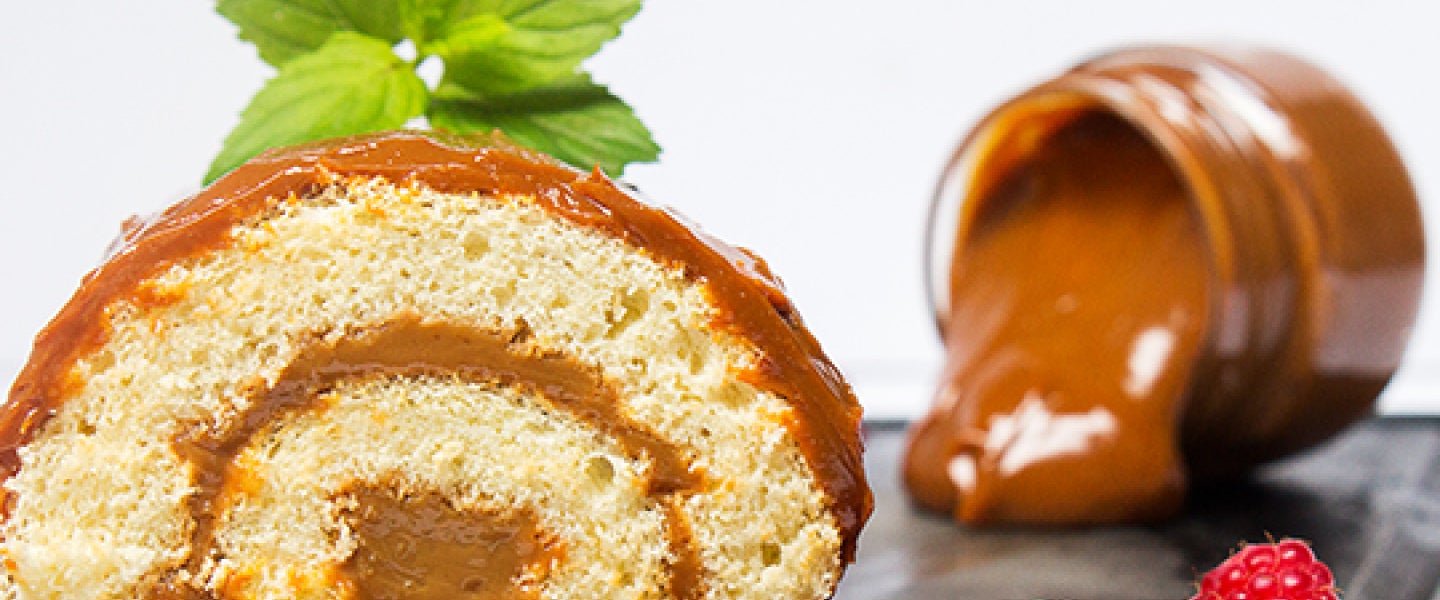 Una rebanada de pastel enrollado con relleno de caramelo. Postres elaborados con un proveedor de lácteos al por mayor.