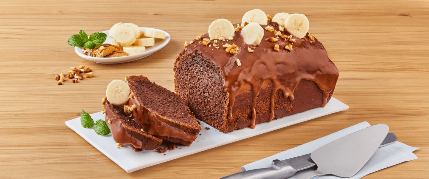 Pound Cake decorado con una capa de chocolates, toppings y banano en rodajas adquiridos al por mayor
