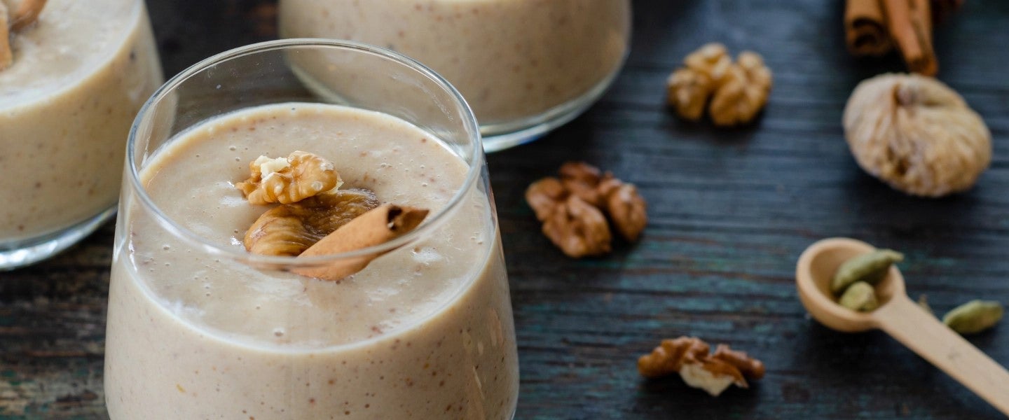 Vaso de atole de nuez con canela, elaborado con productos lácteos por mayor de Nestlé Professional