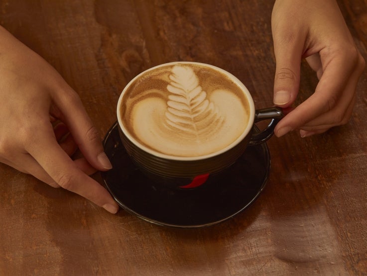 Taza Nescafé con receta y arte latte
