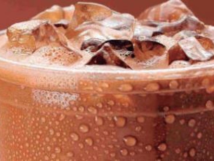 Parte superior de un vaso con hielos y bebida de chocolate