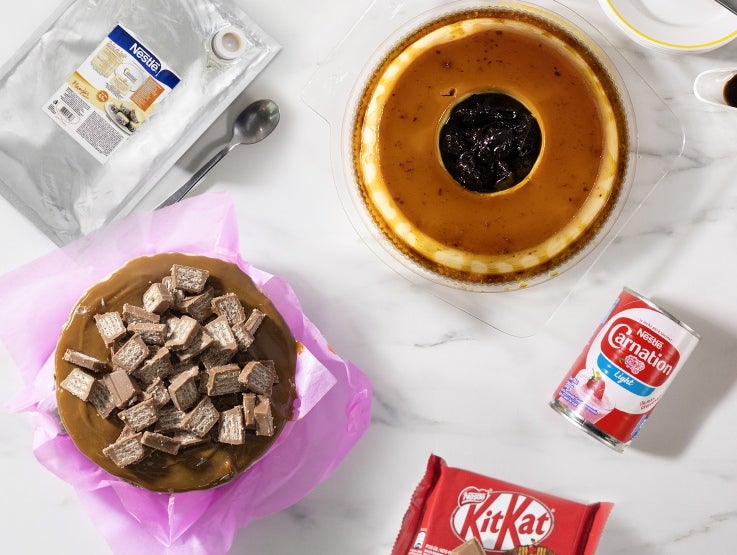 Postres junto a una barra de Kit Kat, una lata de Leche Evaporada Light Carnation y una bolsa de Manjar Pastelero La Lechera