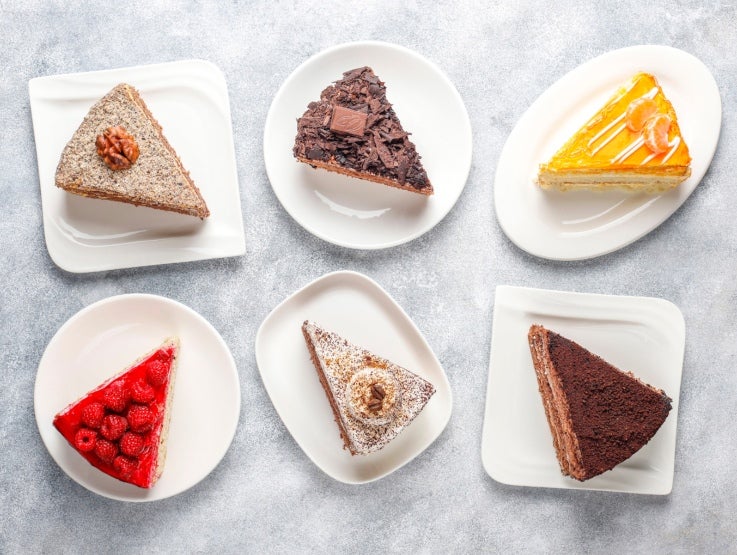 Seis de porciones triangulares de tartas de diferentes sabores