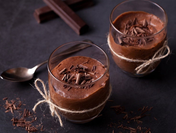 Dos vasos de mousse de chocolate negro elaborado con CRUNCH® Troceado