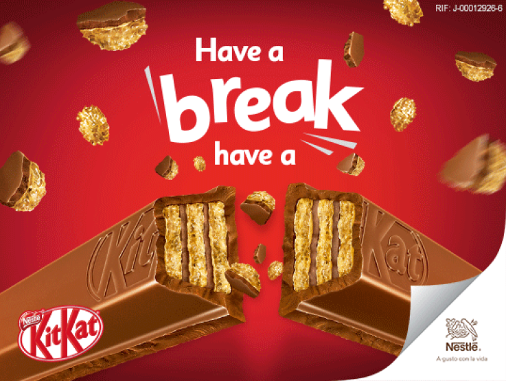 Un anuncio rojo y blanco que presenta una barra de chocolate exhibe Productos KITKAT® profesional para negocios.