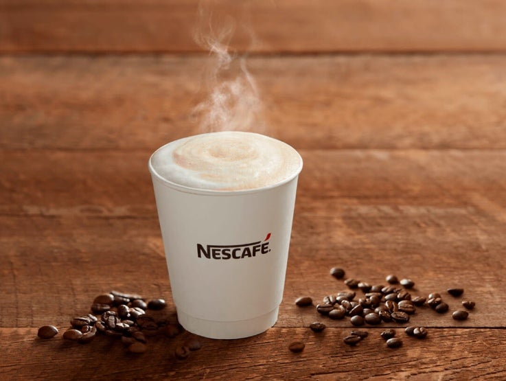 Vaso desechable con una bebida caliente, como una muestra de los insumos para máquinas de Nestlé.