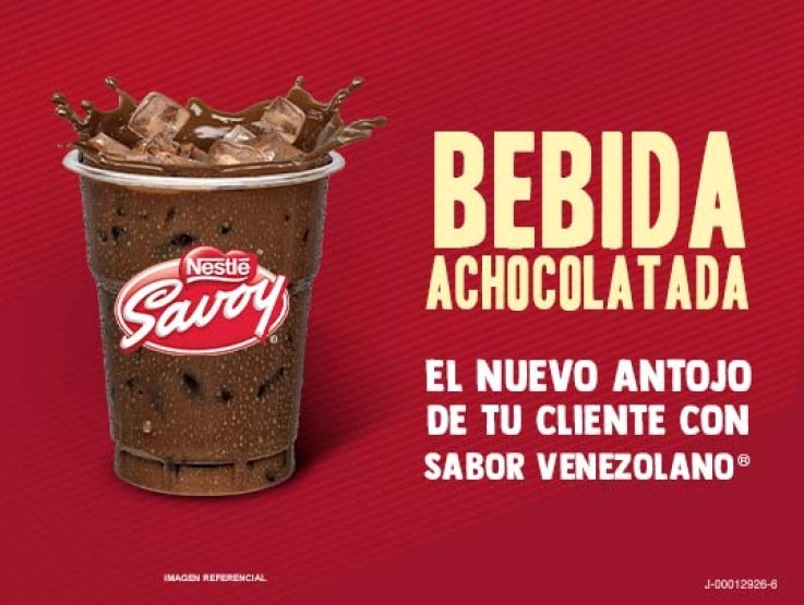 Vaso de bebida achocolata SAVOY® NESTLE® en un fondo atractivo, destacanso su sabor venezolano.