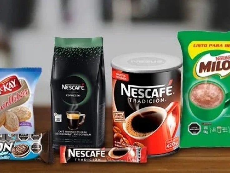 De izquierda a derecha insumos para máquinas de café como NESCAFÉ® en grano, NESCAFÉ® en lata y stick, y bolsa de MILO®