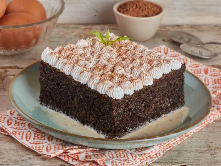 Torta tres leches de chocolate con Cocoa D'ONOFRIO® y decorada con chantilly