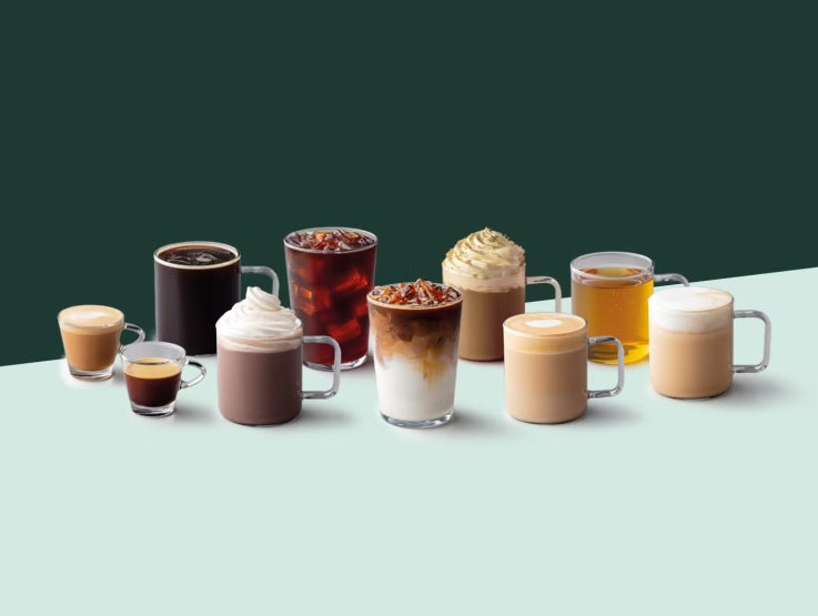 Variedad de bebidas calientes y frías servidas en distintos formatos para cafeterías