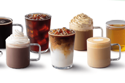 Variedad de bebidas de café y té, ofrecidas por un proveedor de café al por mayor que tiene variedad.