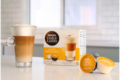 Caja de cápsulas de café Dolce Gusto® al por mayor acompañadas por una taza de café latte