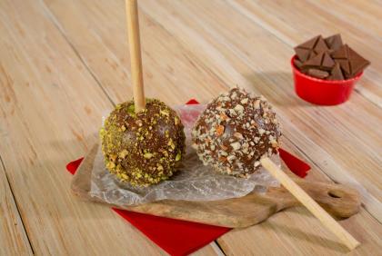 Manzanas cubiertas con chocolate y frutos secos, de un proveedor de chocolates y galletas al por mayor.
