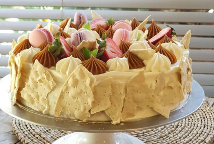 Deliciosa torta decorada con frutas frescas y crema, hecha con productos de tu proveedor de lácteos al por mayor