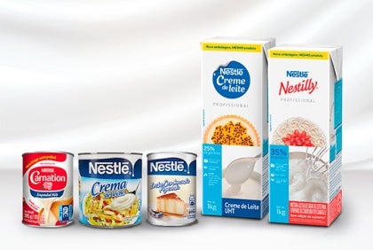 Cinco productos lácteos se exhiben por un proveedor de productos lácteos al por mayor que ofrece calidad.