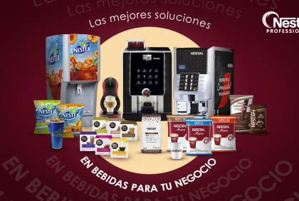 Máquinas expendedoras y diversos cafés e insumos para máquinas, exhibidos sobre un fondo vinotinto.