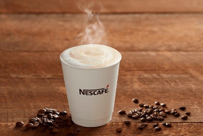 Vaso desechable con una bebida caliente, como una muestra de los insumos para máquinas de Nestlé.