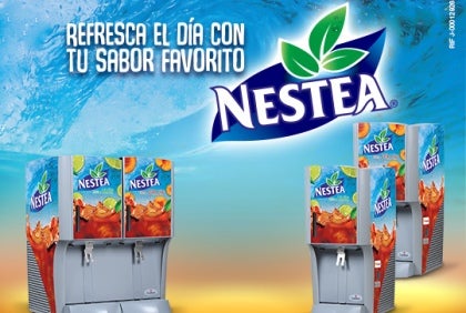 Máquinas dispensadoras NESTEA® con imágenes de té helado y un eslogan.