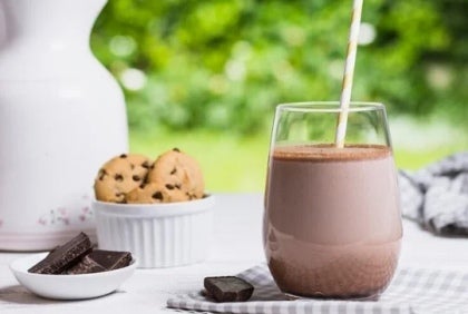 Un batido de chocolate, tabletas de chocolate y galletas: ingredientes ideales de un proveedor de bebidas al por mayor.