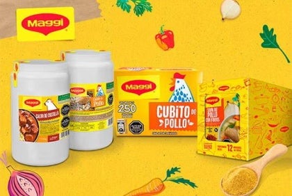 Varios productos culinarios para negocios de caldo de pollo y carne MAGGI®  se muestran sobre un fondo amarillo.