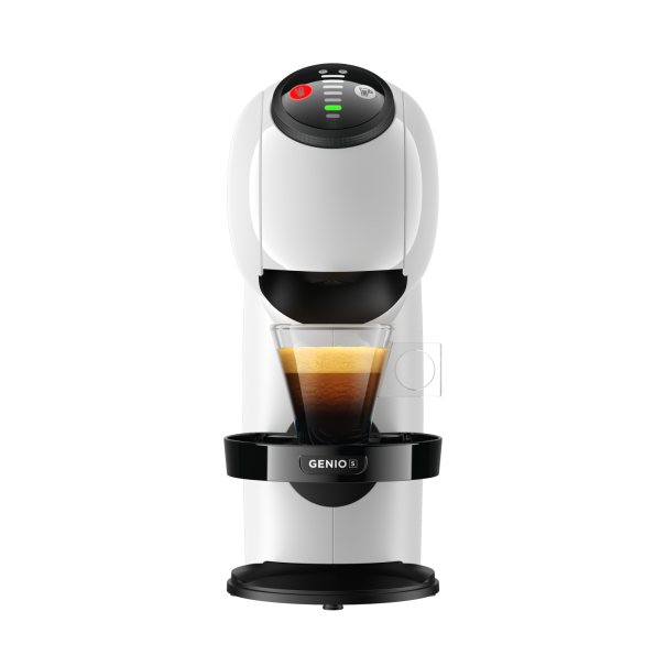 Máquina de Café Dolce Gusto Genio S blanca con detalles negros y taza de vidrio con café en su interior