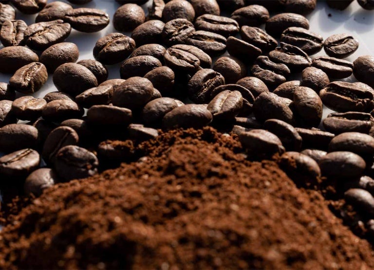 Montón de café tostado y molido y en la parte superior granos de café para preparar bebidas para maridaje