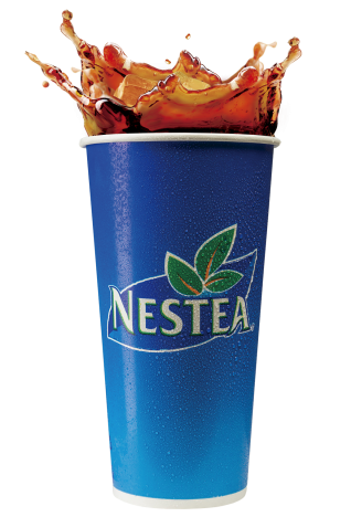 La imagen muestra un vaso de Nestea que contiene un líquido transparente con hielo y una rodaja de limón o lima.