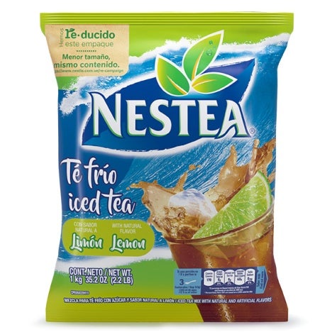 Una bolsa de Nestea Limón, una bebida refrescante con sabor a limón. La etiqueta muestra el logotipo de Nestea