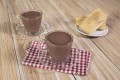 Dos tazas transparentes con chocolate caliente servidas