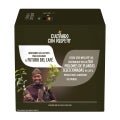 Persona de color con tres matas de café en sus brazos y la leyenda “Cultivado con respeto”