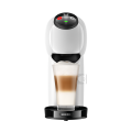 Máquina de Café Dolce Gusto Genio S blanca con detalles negros y taza de vidrio alta con bebida en su interior