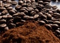 Montón de café tostado y molido y en la parte superior granos de café para preparar bebidas para maridaje