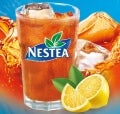 vaso con Nestea junto a rodajas de limón