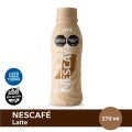 Botella de NESCAFÉ Latte de 270 ml lista para tomar, con diseño beige, gotas de condensación y sellos de advertencia en fondo