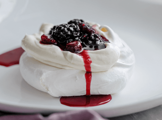 pavlova-de-berries