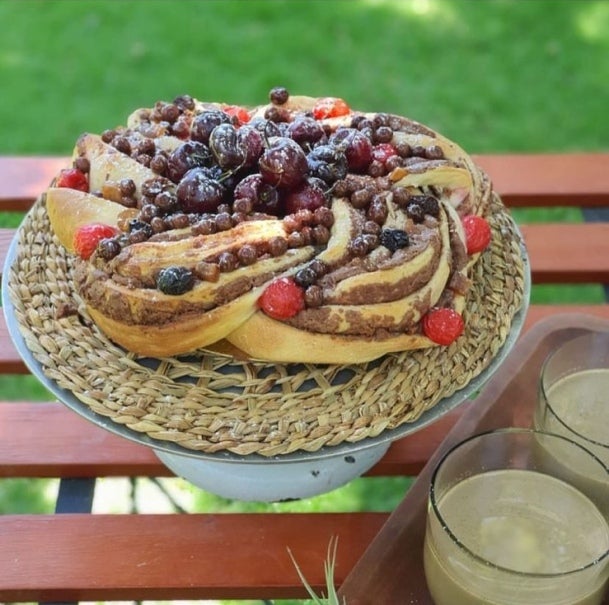 Trenza de Chocolate hecha con KIT KAT Untable decorada con fruta confitada, cerezas marrasquino y azúcar flor