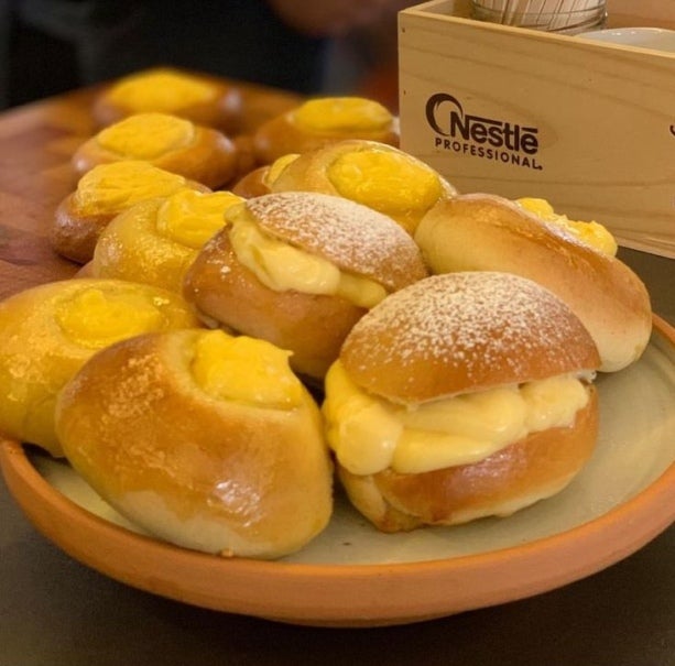 Panes de huevo rellenos de Manjar Nestlé y crema pastelera sobre bandeja