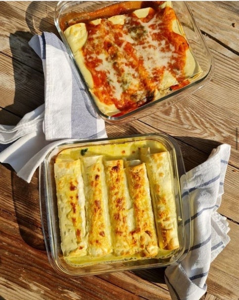 Dos refractarias con canelones de pollo y ricota, una con salsa de tomates y otra con salsa de queso