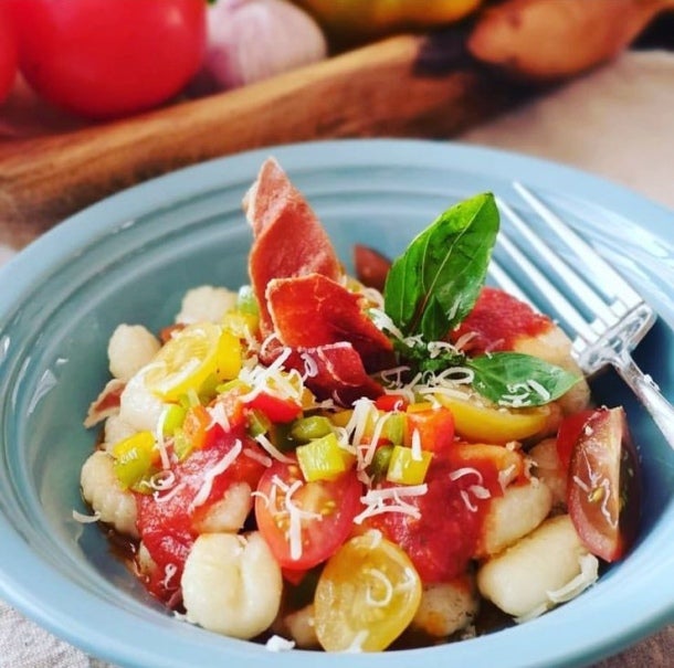 Plato de color azul con Gnocchi con Salsa de Tomates