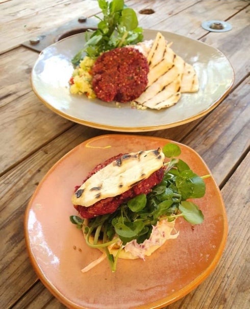 Dos platos con Hamburguesa de lentejas y coleslaw cada uno