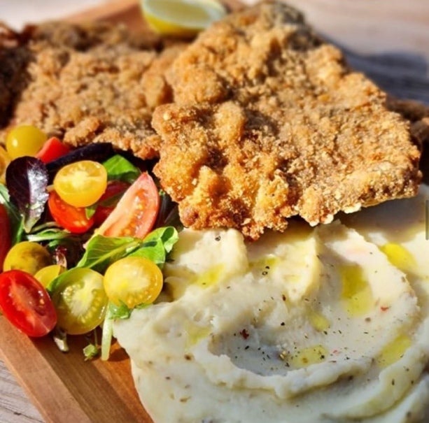 Milanesas con puré de berenjenas y mini ensalada de tomates