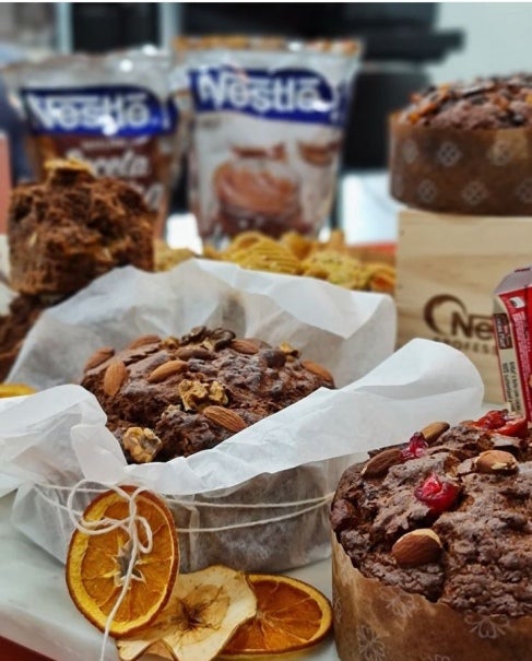 Pan de pascua clásico, otro con chocolate y naranja y otro con Manjar Nestlé