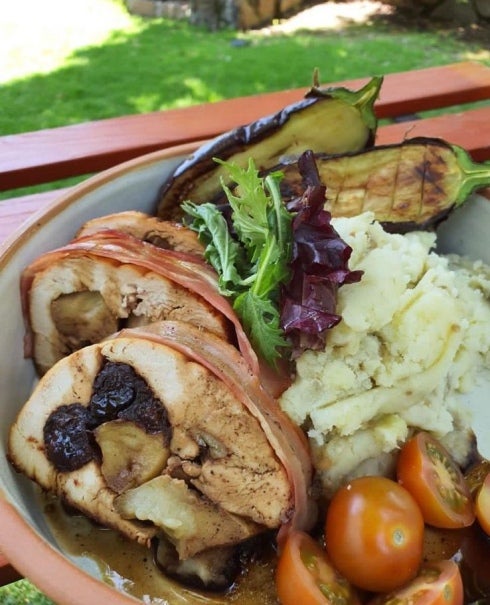 Pechuga de pavo rellena acompañado de puré de berenjenas | Nestlé  Professional | Chile