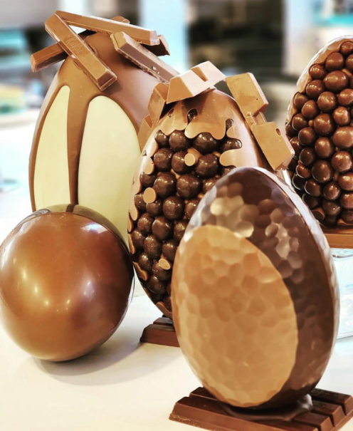 Huevitos de Pascua de chocolate sobre barras de KitKat